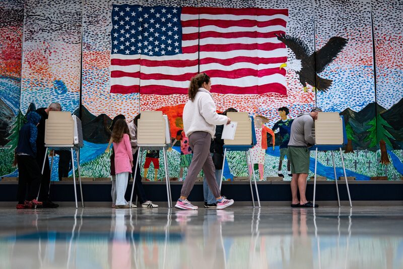 Los votantes emitieron sus votos en un centro de votación en Midlothian, Virginia, el 4 de noviembre. Fotógrafo: Al Drago/Bloomberg. Los votantes emitieron sus votos en un centro de votación en Midlothian, Virginia, el 4 de noviembre. Fotógrafo: Al Drago/Bloomberg.
