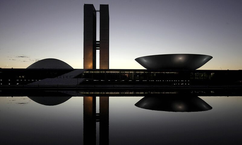 El edificio del Congreso Nacional en Brasilia, Brasil, el miércoles 8 de febrero de 2012. El ministro de Finanzas de Brasil, Guido Mantega, dijo que el gobierno no está considerando aumentar los impuestos sobre las inversiones financieras y que en este momento el gobierno sólo se centra en la reducción de impuestos. El edificio del Congreso Nacional en Brasilia, Brasil, el miércoles 8 de febrero de 2012. El ministro de Finanzas de Brasil, Guido Mantega, dijo que el gobierno no está considerando aumentar los impuestos sobre las inversiones financieras y que en este momento el gobierno sólo se centra en la reducción de impuestos.