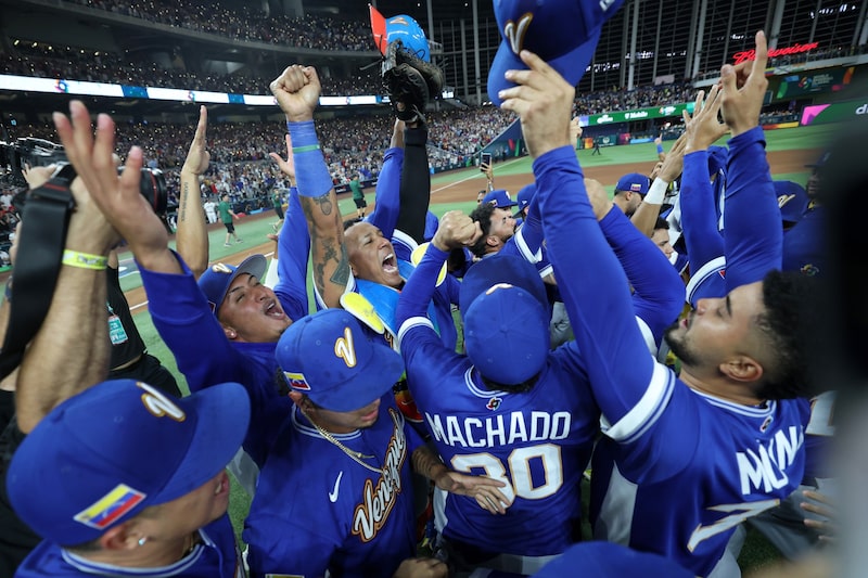 En la foto, miembros del equipo de Venezuela celebran tras derrotar al equipo de Estados Unidos durante el Clásico Mundial de Béisbol. En la foto, miembros del equipo de Venezuela celebran tras derrotar al equipo de Estados Unidos durante el Clásico Mundial de Béisbol.