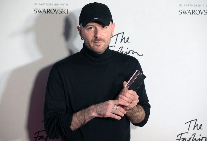 Enquanto estava na Balenciaga, Demna pediu desculpas por uma campanha promocional que atraiu críticas por sexualizar crianças. Enquanto estava na Balenciaga, Demna pediu desculpas por uma campanha promocional que atraiu críticas por sexualizar crianças.