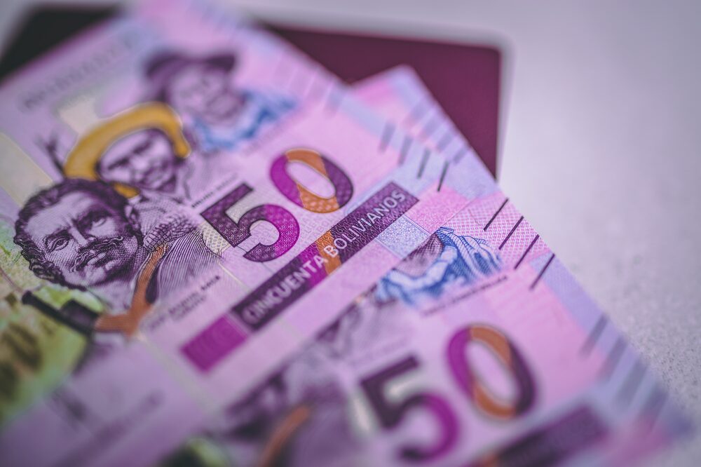 Dinero boliviano sobre una mesa. Dinero boliviano sobre una mesa.