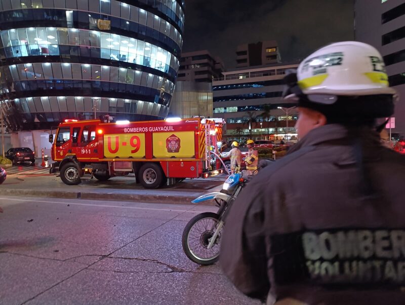 Explosión de carro bomba afuera de un centro comercial en Guayaquil deja un muerto Explosión de carro bomba afuera de un centro comercial en Guayaquil deja un muerto