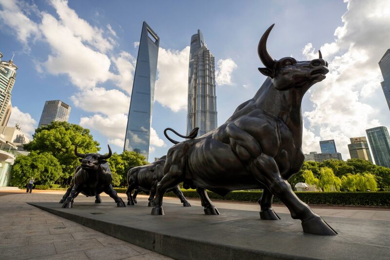 En la imagen, estatuas de toros en el distrito financiero de Lujiazui, en Pudong, Shanghái. En la imagen, estatuas de toros en el distrito financiero de Lujiazui, en Pudong, Shanghái.