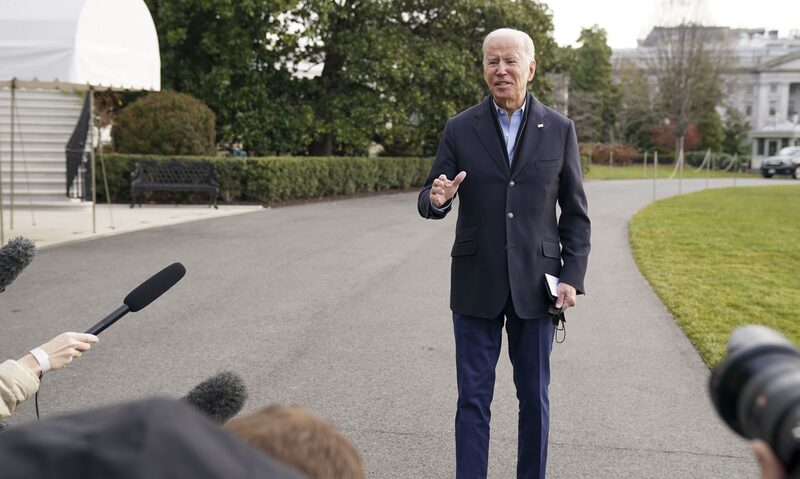 El presidente de Estados Unidos, Joe Biden, habla con los medios de comunicación en el jardín sur de la Casa Blanca antes de subir al Marine One en Washington, D.C., EE.UU., el miércoles 15 de diciembre de 2021. El presidente de Estados Unidos, Joe Biden, habla con los medios de comunicación en el jardín sur de la Casa Blanca antes de subir al Marine One en Washington, D.C., EE.UU., el miércoles 15 de diciembre de 2021.