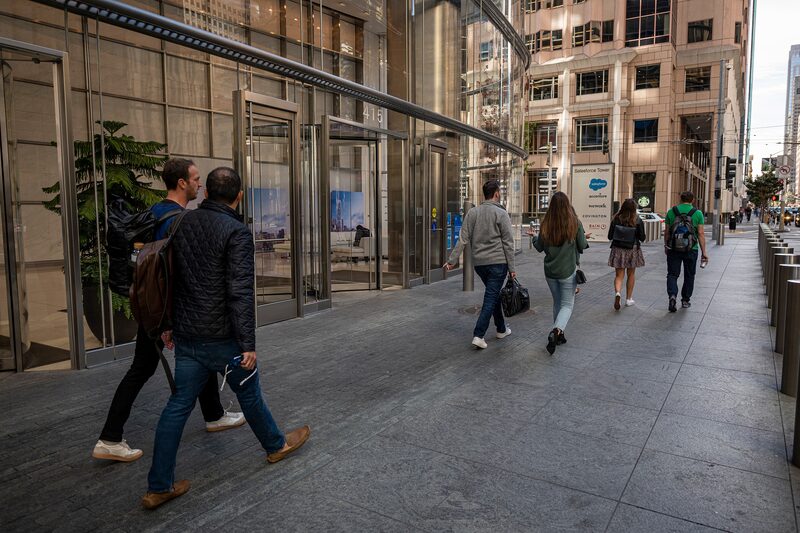 Pedestres andando na rua Pedestres andando na rua