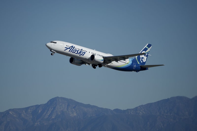Un avión de Alaska Airlines despega en el Aeropuerto Internacional de Los Ángeles (LAX) en Los Ángeles, California, EE.UU., el martes 5 de diciembre de 2023. Un avión de Alaska Airlines despega en el Aeropuerto Internacional de Los Ángeles (LAX) en Los Ángeles, California, EE.UU., el martes 5 de diciembre de 2023.