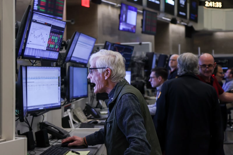 Traders work after a Federal Open Market Committee (FOMC) meeting on the floor of the New York Stock Exchange (NYSE) in New York, US, on Wednesday, March 18, 2026. Federal Reserve officials left interest rates unchanged and continued to expect one rate cut this year as they acknowledged increased uncertainty due to war in the Middle East. Photographer: Michael Nagle/Bloomberg Traders work after a Federal Open Market Committee (FOMC) meeting on the floor of the New York Stock Exchange (NYSE) in New York, US, on Wednesday, March 18, 2026. Federal Reserve officials left interest rates unchanged and continued to expect one rate cut this year as they acknowledged increased uncertainty due to war in the Middle East. Photographer: Michael Nagle/Bloomberg