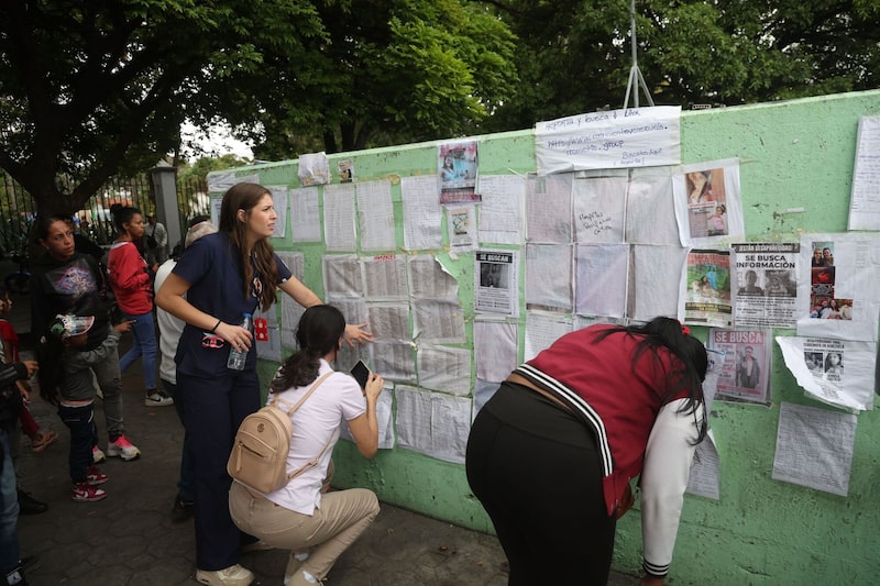 El 28 de junio, varias personas consultan una lista de hospitales en busca de los nombres de sus familiares en Caracas. El 28 de junio, varias personas consultan una lista de hospitales en busca de los nombres de sus familiares en Caracas.