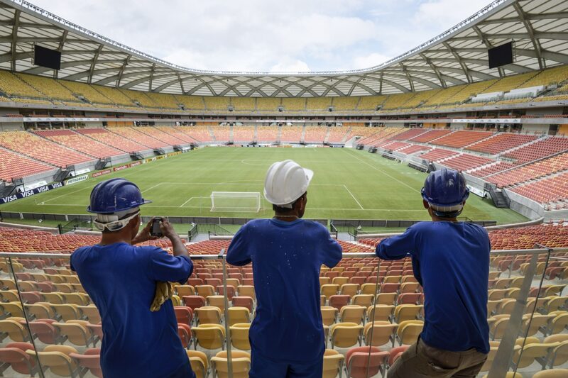 Los trabajadores miran hacia el interior de la Arena da Amazonia Vivaldo Lima en Manaus, Brasil, el miércoles 9 de abril de 2014 Los trabajadores miran hacia el interior de la Arena da Amazonia Vivaldo Lima en Manaus, Brasil, el miércoles 9 de abril de 2014