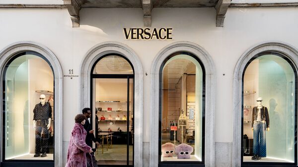 Prada compra Versace por US$ 1,38 bilhão e avança contra a LVMH e a Kering Prada compra Versace por US$ 1,38 bilhão e avança contra a LVMH e a Kering