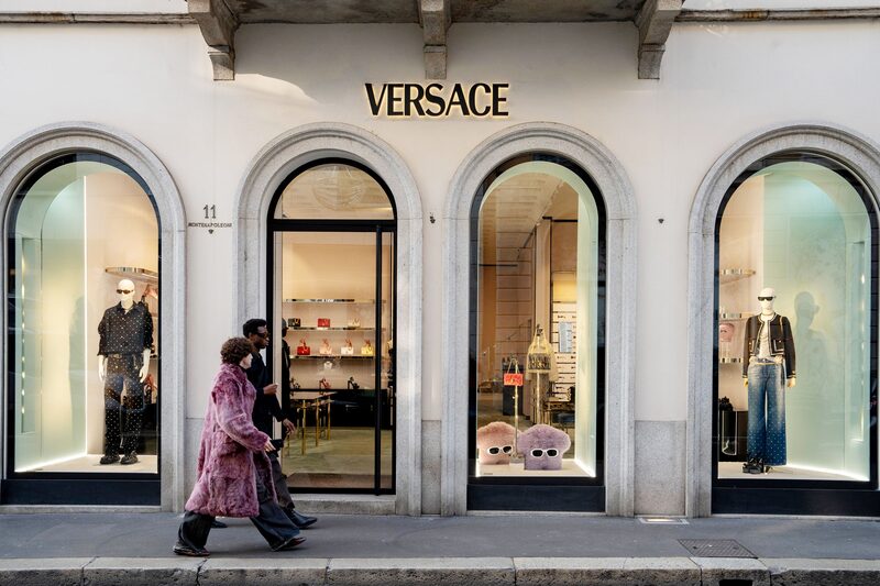 O preço final pode ser ajustado durante ou após o fechamento com base em estimativas do capital de giro e da dívida líquida da Versace, disse a Prada. O preço final pode ser ajustado durante ou após o fechamento com base em estimativas do capital de giro e da dívida líquida da Versace, disse a Prada.