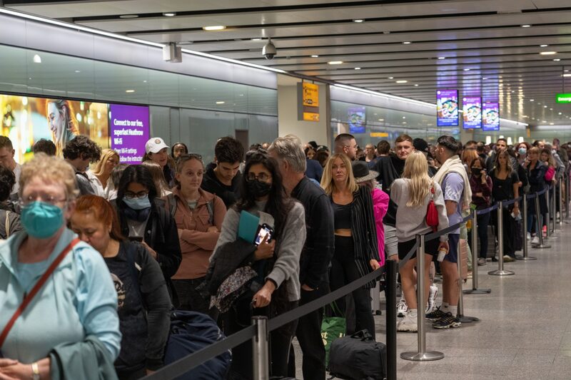 LONDRES, INGLATERRA - 01 DE JUNIO: Viajeros esperan en una larga cola para pasar el control de seguridad en Heathrow el 1 de junio de 2022 en Londres, Inglaterra. (Foto de Carl Court/Getty Images) LONDRES, INGLATERRA - 01 DE JUNIO: Viajeros esperan en una larga cola para pasar el control de seguridad en Heathrow el 1 de junio de 2022 en Londres, Inglaterra. (Foto de Carl Court/Getty Images)