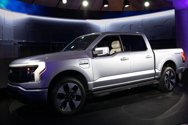Caminhão Ford F-150 Lightning totalmente elétrico durante uma apresentação de realidade aumentada no Motor Bella Auto Show em Pontiac, Michigan, EUA Caminhão Ford F-150 Lightning totalmente elétrico durante uma apresentação de realidade aumentada no Motor Bella Auto Show em Pontiac, Michigan, EUA