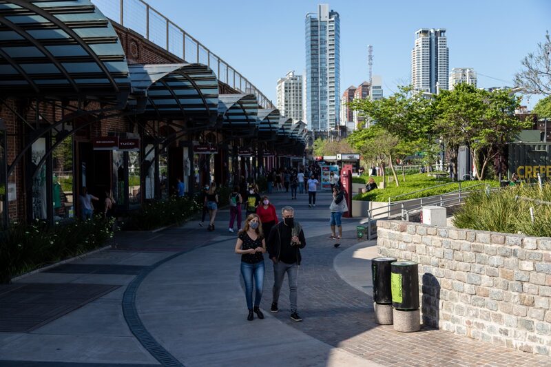 Reapertura de la economía de Argentina. Consumidores portan máscaras en el centro comercial del barrio de Arcos, en Buenos Aires. Reapertura de la economía de Argentina. Consumidores portan máscaras en el centro comercial del barrio de Arcos, en Buenos Aires.