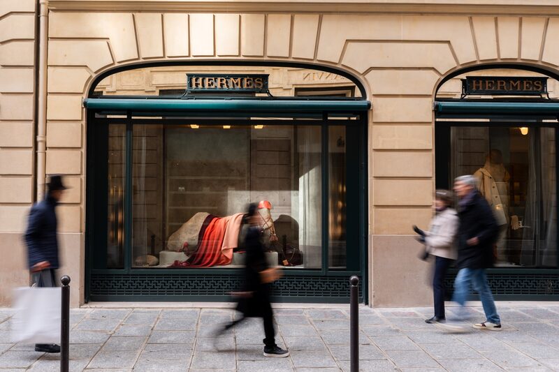 El fabricante de bolsos Birkin, Hermes, registró un impresionante aumento del 14,1 % en las ventas en la región que incluye a Estados Unidos.
Fotógrafo: Nathan Laine/Bloomberg El fabricante de bolsos Birkin, Hermes, registró un impresionante aumento del 14,1 % en las ventas en la región que incluye a Estados Unidos.
Fotógrafo: Nathan Laine/Bloomberg