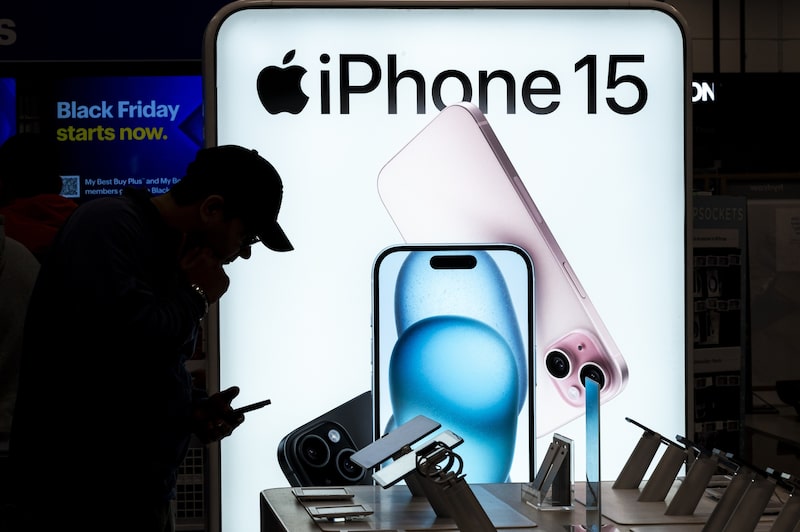 El problema es que la compañía no ha mostrado nada sobre la IA en un momento en que las ventas de iPhone son lentas. El problema es que la compañía no ha mostrado nada sobre la IA en un momento en que las ventas de iPhone son lentas.