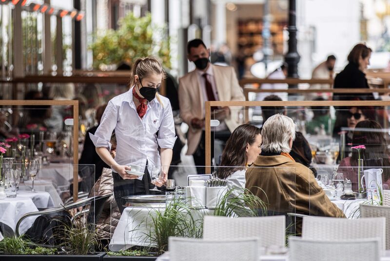 La media de siete días de casos de Covid en Austria se ha duplicado con creces este mes, hasta superar los 10.000. La media de siete días de casos de Covid en Austria se ha duplicado con creces este mes, hasta superar los 10.000.