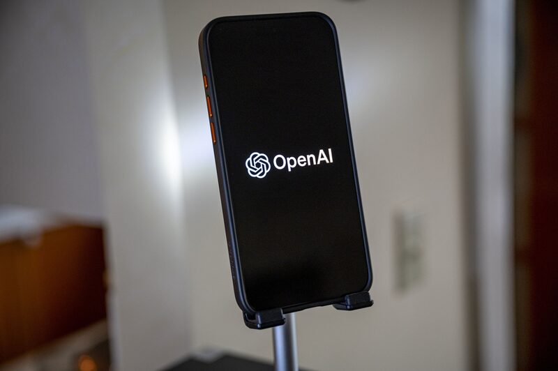 El logotipo de Open AI en un smartphone en Crockett, California, EE.UU., el viernes 29 de diciembre de 2023. El logotipo de Open AI en un smartphone en Crockett, California, EE.UU., el viernes 29 de diciembre de 2023.