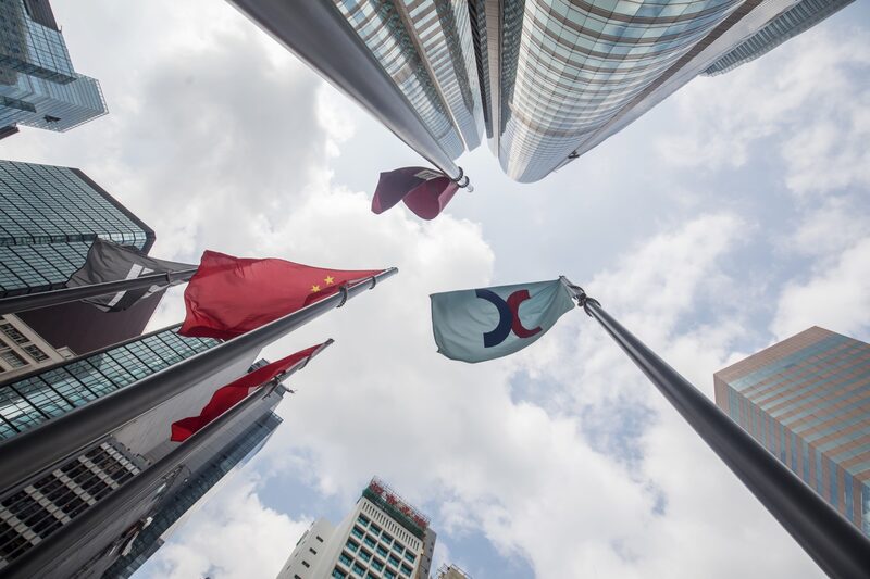 La bandera corporativa de Hong Kong Exchanges & Clearing Ltd. (HKEX), a la derecha, y la bandera china, a la izquierda, ondean fuera del complejo Exchange Square en Hong Kong, China La bandera corporativa de Hong Kong Exchanges & Clearing Ltd. (HKEX), a la derecha, y la bandera china, a la izquierda, ondean fuera del complejo Exchange Square en Hong Kong, China