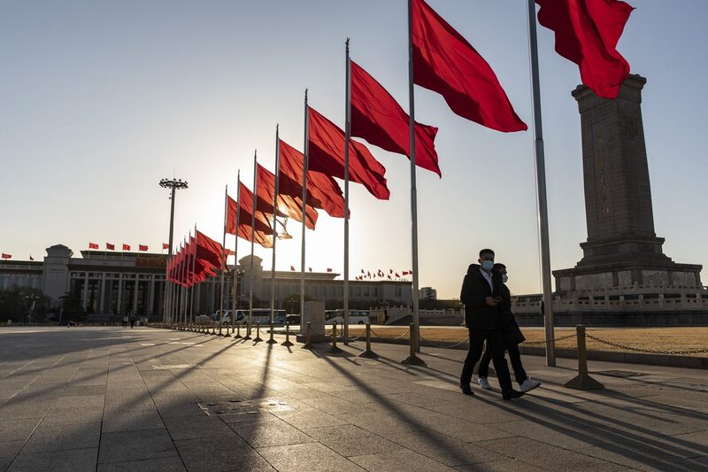 Bandeiras da China na Praça Tiananmen, em Pequim: abertura dos mercados com investidores atentos à crise bancária (Qilai Shen/Bloomberg) Bandeiras da China na Praça Tiananmen, em Pequim: abertura dos mercados com investidores atentos à crise bancária (Qilai Shen/Bloomberg)