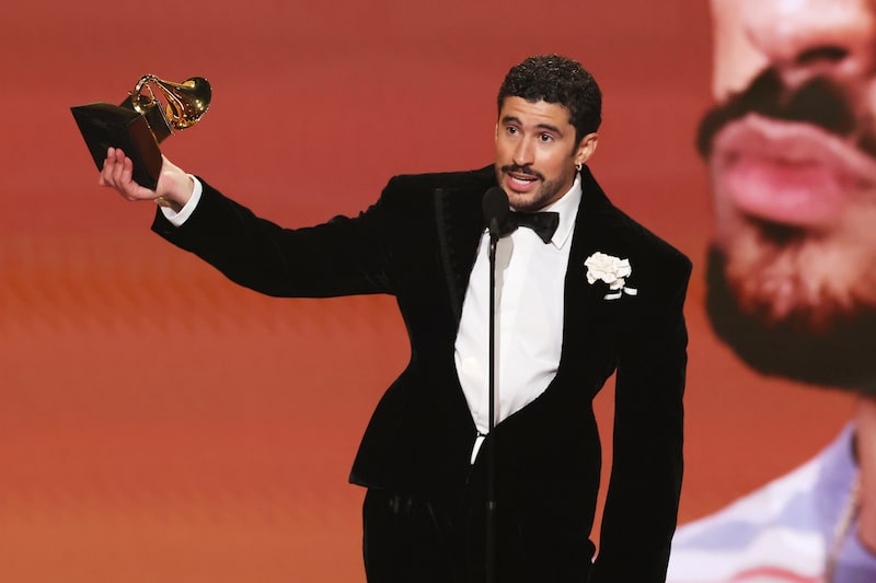 Bad Bunny recibiendo el galardón.
Fotógrafo: Kevin Winter/Getty Images for The Recording Academy Bad Bunny recibiendo el galardón.
Fotógrafo: Kevin Winter/Getty Images for The Recording Academy