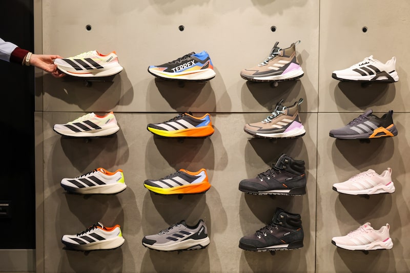 Zapatillas de running de Adidas en la tienda insignia de la empresa en Herzogenaurach, Alemania. Fotógrafo: Alex Kraus/Bloomberg Zapatillas de running de Adidas en la tienda insignia de la empresa en Herzogenaurach, Alemania. Fotógrafo: Alex Kraus/Bloomberg
