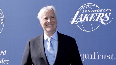 Como este bilionário criou um império do esporte que agora terá o Los Angeles Lakers Como este bilionário criou um império do esporte que agora terá o Los Angeles Lakers