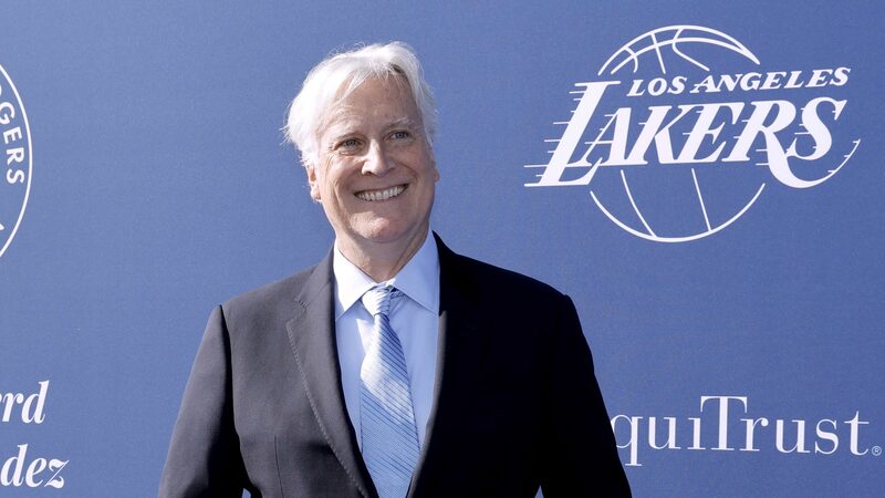 Como este bilionário criou um império do esporte que agora terá o Los Angeles Lakers Como este bilionário criou um império do esporte que agora terá o Los Angeles Lakers