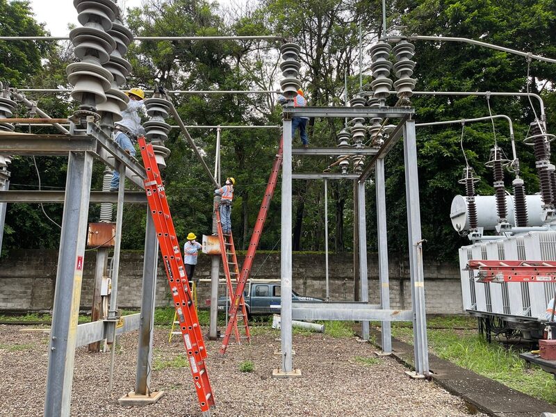 Técnicos en labores de mantenimiento en la subestación Bellavista. Técnicos en labores de mantenimiento en la subestación Bellavista.