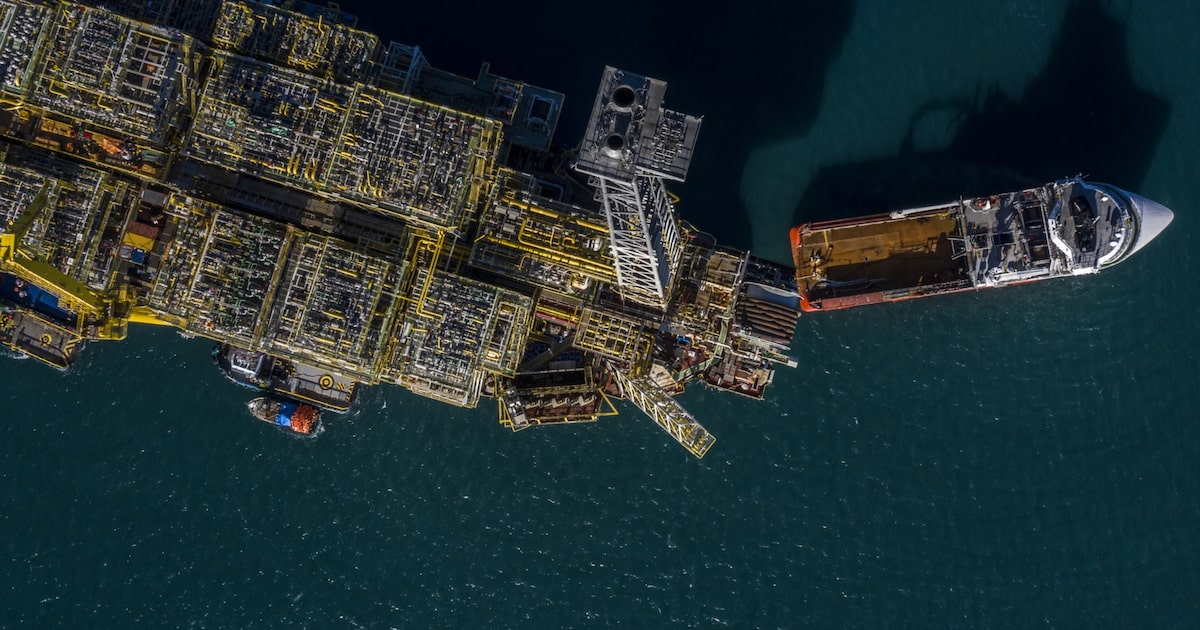 Petróleo supera los 100 dólares por barril por riesgos en el Mar Rojo