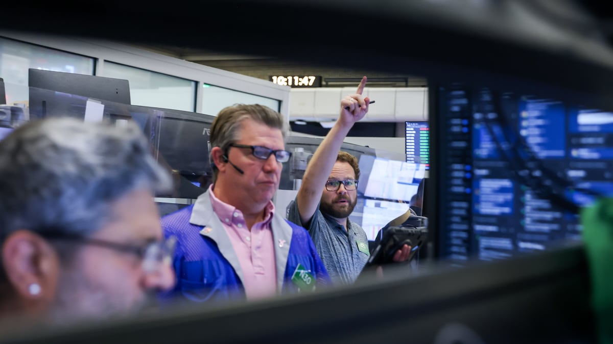 Wall Street cae y el petróleo y el dólar suben tras amenazas de Trump sobre nuevos ataques a Irán