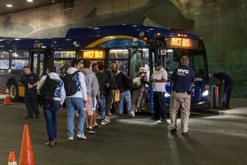 Migrantes abordan un autobús de la ciudad hacia un centro de recepción de refugios después de viajar en un autobús desde Del Rio, Texas, en la Terminal de Autobuses de la Autoridad Portuaria en Nueva York, el sábado 13 de mayo de 2023. Migrantes abordan un autobús de la ciudad hacia un centro de recepción de refugios después de viajar en un autobús desde Del Rio, Texas, en la Terminal de Autobuses de la Autoridad Portuaria en Nueva York, el sábado 13 de mayo de 2023.