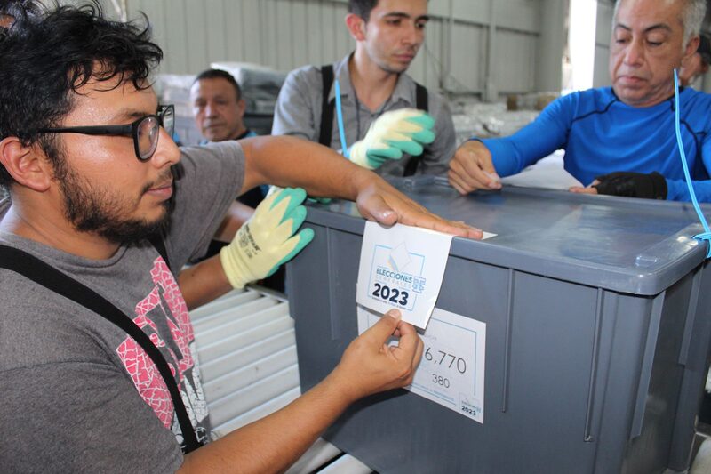 Personal del TSE trabaja en el llenado de las cajas electorales el 17 de junio. Personal del TSE trabaja en el llenado de las cajas electorales el 17 de junio.