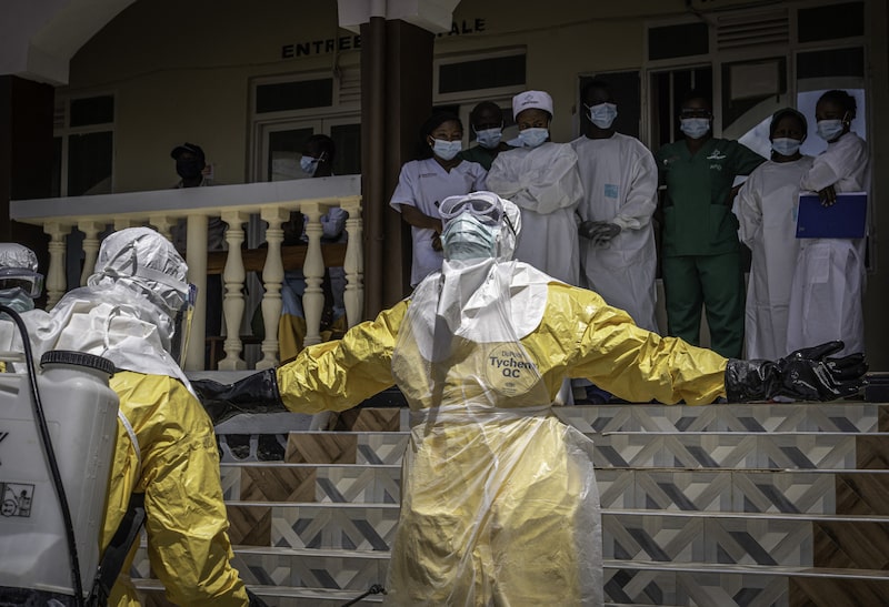 El Congo ha informado de 101 contagios confirmados de ébola, 930 casos sospechosos y 221 muertes sospechosas, según los datos del ministerio de Sanidad. El Congo ha informado de 101 contagios confirmados de ébola, 930 casos sospechosos y 221 muertes sospechosas, según los datos del ministerio de Sanidad.