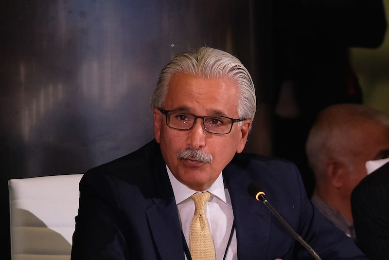 Ali Moshiri (izquierda), exdirector de Chevron para África, interviene en la Cumbre Anual de Concordia 2017, celebrada en el Grand Hyatt New York el 18 de septiembre de 2017 en la ciudad de Nueva York.
Ali Moshiri (izquierda), exdirector de Chevron para África, interviene en la Cumbre Anual de Concordia 2017, celebrada en el Grand Hyatt New York el 18 de septiembre de 2017 en la ciudad de Nueva York.