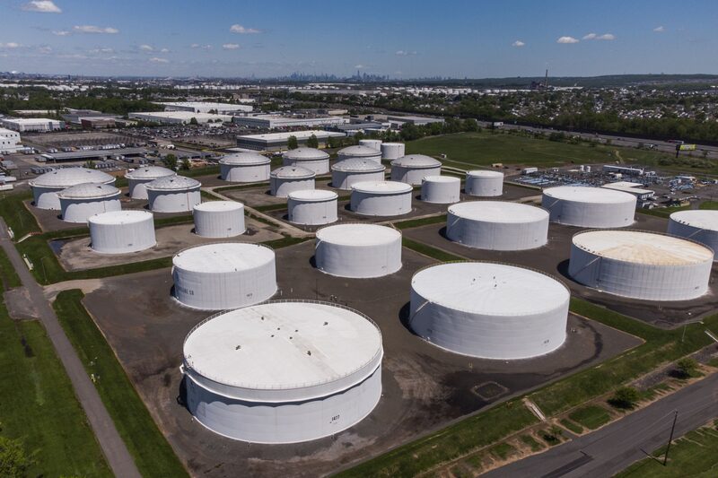 Tanques de almacenamiento en una instalación de Colonial Pipeline Inc. en Avenel, Nueva Jersey, EE.UU., el miércoles 12 de mayo de 2021. Los automovilistas de una amplia franja de la costa este y el sur de EEE.UU. están luchando por encontrar gasolina y diésel, ya que las estaciones de servicio se están agotando en medio de la interrupción sin precedentes de los oleoductos causada por un hackeo. Tanques de almacenamiento en una instalación de Colonial Pipeline Inc. en Avenel, Nueva Jersey, EE.UU., el miércoles 12 de mayo de 2021. Los automovilistas de una amplia franja de la costa este y el sur de EEE.UU. están luchando por encontrar gasolina y diésel, ya que las estaciones de servicio se están agotando en medio de la interrupción sin precedentes de los oleoductos causada por un hackeo.