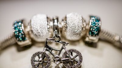 Consumidores dos EUA vão ‘pagar a conta’ das tarifas, diz CEO da Pandora Consumidores dos EUA vão ‘pagar a conta’ das tarifas, diz CEO da Pandora