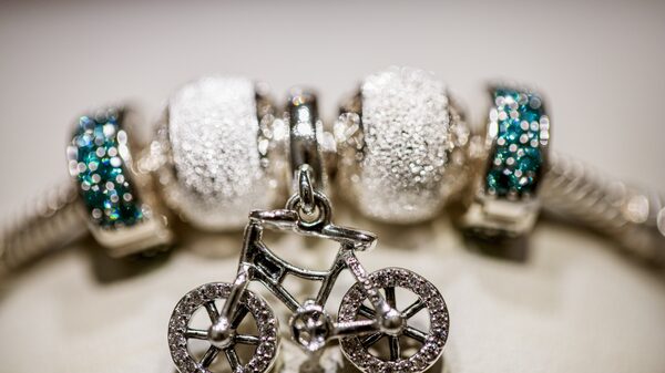 Consumidores dos EUA vão ‘pagar a conta’ das tarifas, diz CEO da Pandora Consumidores dos EUA vão ‘pagar a conta’ das tarifas, diz CEO da Pandora