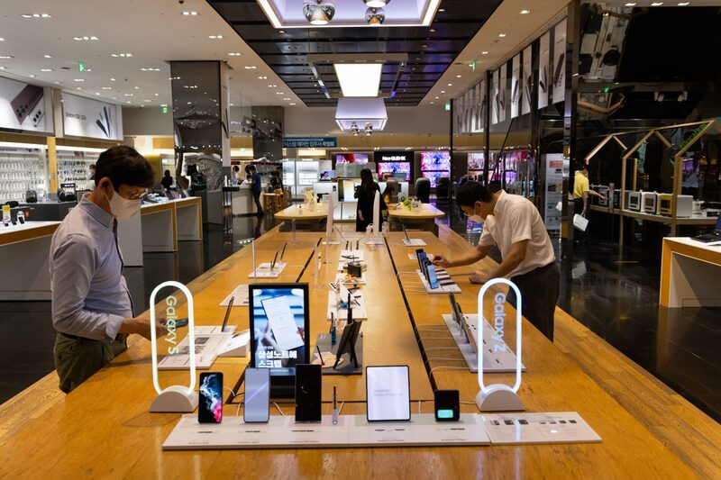 Los envíos de smartphones de Samsung en el segundo trimestre podrían haber caído en más de 10 millones de unidades, hasta los 63 millones, en comparación con los tres meses anteriores, según el analista de Eugene Investment & Securities Lee Seung-woo. Los envíos de smartphones de Samsung en el segundo trimestre podrían haber caído en más de 10 millones de unidades, hasta los 63 millones, en comparación con los tres meses anteriores, según el analista de Eugene Investment & Securities Lee Seung-woo.