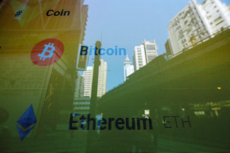 Los logotipos de Bitcoin y Ether en una pantalla en Hong Kong, China, el miércoles 21 de diciembre de 2022. Fotógrafo: Paul Yeung/Bloomberg Los logotipos de Bitcoin y Ether en una pantalla en Hong Kong, China, el miércoles 21 de diciembre de 2022. Fotógrafo: Paul Yeung/Bloomberg