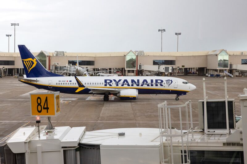 Un avión de pasajeros Boeing 737-8200 MAX, operado por Ryanair Holdings Plc, en el aeropuerto de Palma de Mallorca en Palma, Mallorca, España, el lunes 3 de abril de 2023. Un avión de pasajeros Boeing 737-8200 MAX, operado por Ryanair Holdings Plc, en el aeropuerto de Palma de Mallorca en Palma, Mallorca, España, el lunes 3 de abril de 2023.