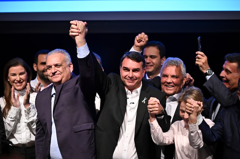Flavio Bolsonaro, en el centro, y su compañero de fórmula, Alfredo Gaspar, a la izquierda, durante una conferencia de prensa en Brasilia. Fotógrafo: Ton Molina/Bloomberg. Flavio Bolsonaro, en el centro, y su compañero de fórmula, Alfredo Gaspar, a la izquierda, durante una conferencia de prensa en Brasilia. Fotógrafo: Ton Molina/Bloomberg.