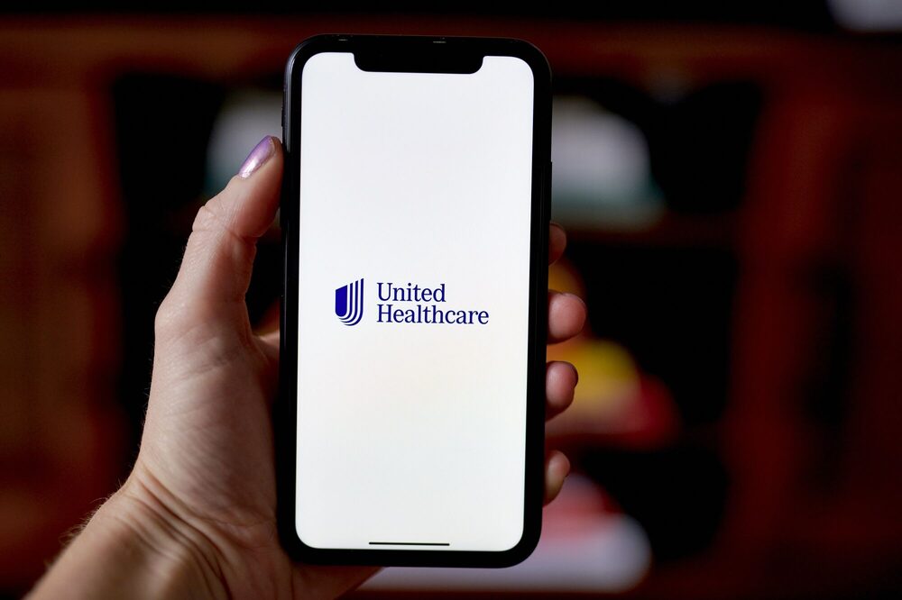 Logotipo de UnitedHealth en un teléfono inteligente. Logotipo de UnitedHealth en un teléfono inteligente.