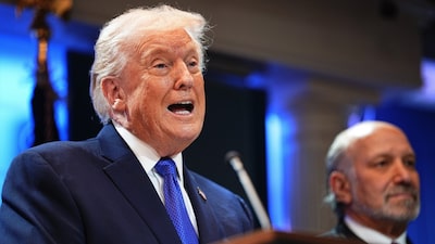 Trump anuncia nova tarifa global de 10% sobre importações após derrota na Suprema Corte Trump anuncia nova tarifa global de 10% sobre importações após derrota na Suprema Corte