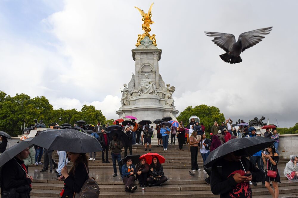 Personas en las inmediaciones del Palacio de Buckingham el día del fallecimiento de la Reina Isabel II Personas en las inmediaciones del Palacio de Buckingham el día del fallecimiento de la Reina Isabel II