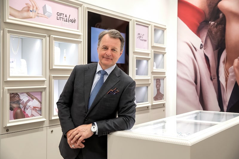 En la actualidad, Pandora fabrica el 95% de sus joyas en Tailandia. En la actualidad, Pandora fabrica el 95% de sus joyas en Tailandia.