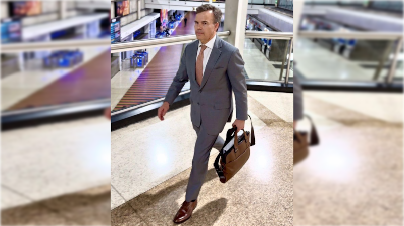 Encargado de negocios de EE.UU., John Barrett, llega a Venezuela para ejecutar plan de Trump. Encargado de negocios de EE.UU., John Barrett, llega a Venezuela para ejecutar plan de Trump.