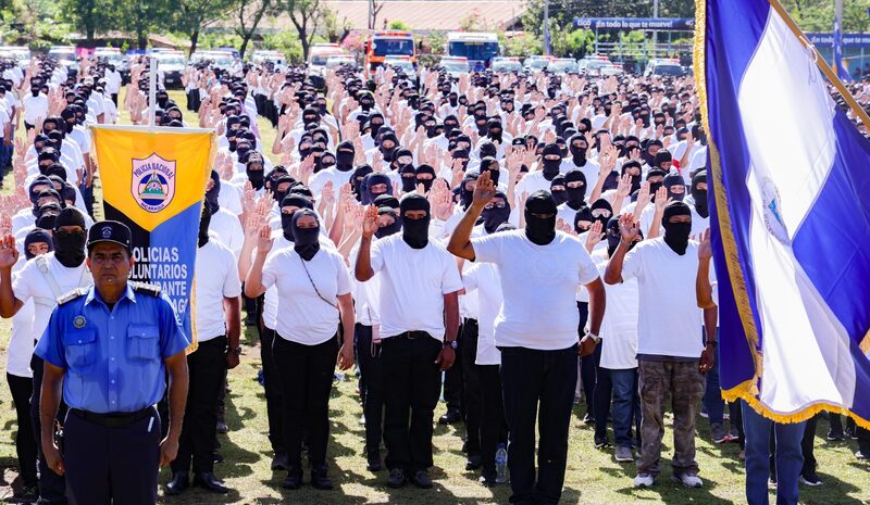 En León, la Policía Nacional juramentó el 20 de enero a los nuevos policías voluntarios Comandante Julio Buitrago Urroz. En León, la Policía Nacional juramentó el 20 de enero a los nuevos policías voluntarios Comandante Julio Buitrago Urroz.