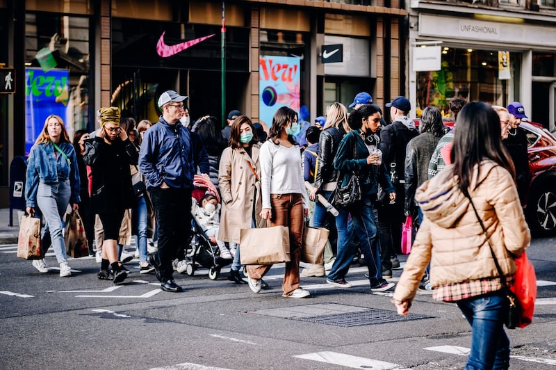 Transeúntes cargan sus bolsas de compras en el vecindario SoHo de Nueva York. Transeúntes cargan sus bolsas de compras en el vecindario SoHo de Nueva York.
