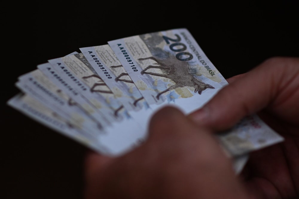 Un hombre sostiene el nuevo billete de 200 reales frente al Banco Central de Brasil en Brasilia, Brasil, el miércoles 2 de septiembre de 2020. Un hombre sostiene el nuevo billete de 200 reales frente al Banco Central de Brasil en Brasilia, Brasil, el miércoles 2 de septiembre de 2020.